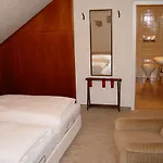 カフェ ペンション ゾンネンカンゼル ゲストハウス 3*