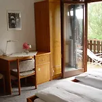カフェ ペンション ゾンネンカンゼル ゲストハウス シュターツバート・ブリュッケナウ