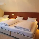 カフェ ペンション ゾンネンカンゼル ゲストハウス シュターツバート・ブリュッケナウ